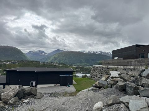 Høgenausen, Sandane