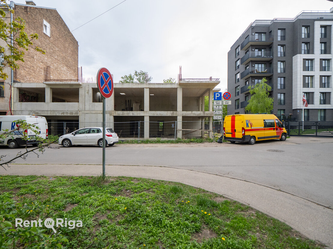 Dainas iela 8, Centrs