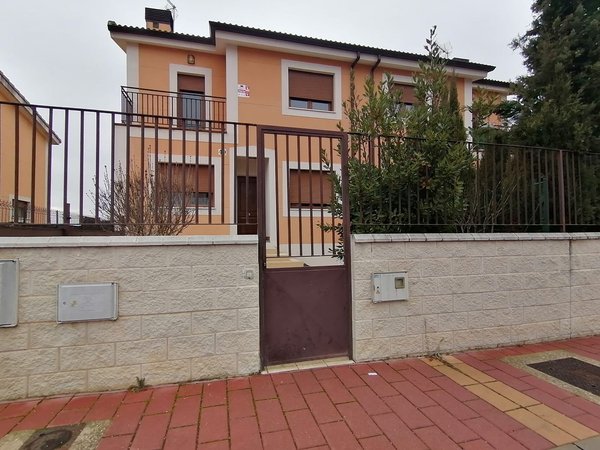 Fuensaldaña,  ES