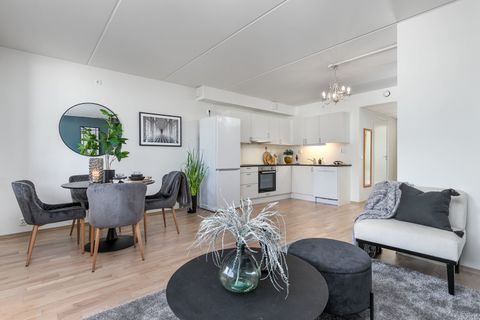 Sangsvanelia 10F, Maura