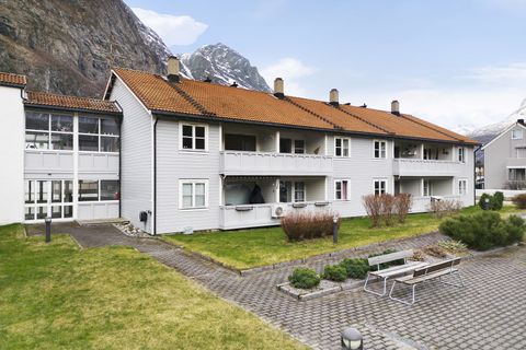 Auragata 21, Sunndalsøra