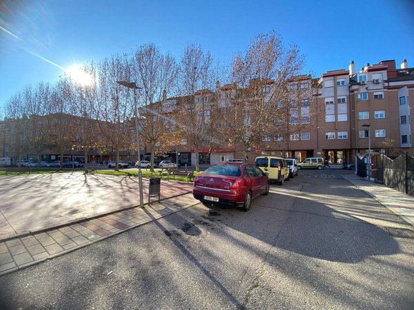 Cistérniga,  ES