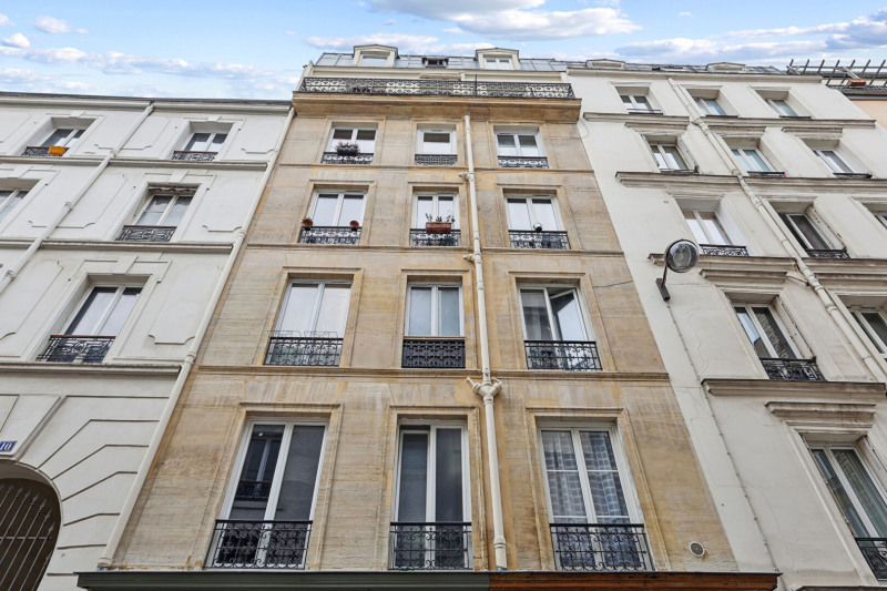 à Paris (75018)