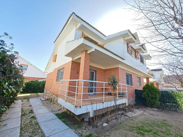 Semi-detached house in Zona Iglesia - Estación, Moralzarzal