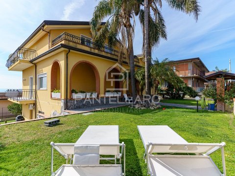 Villa in via Firenze, 37, Motta Sant'Anastasia