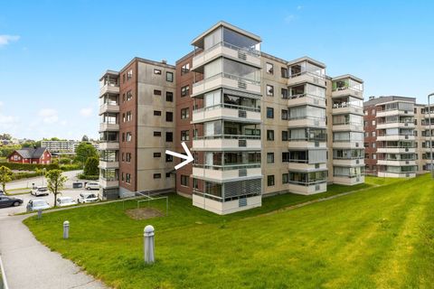 Bjørklund - Romslig leilighet med 2 soverom og nytt, delikat bad fra 2019. Varmtvann inkludert i felleskostnadene. Heis.