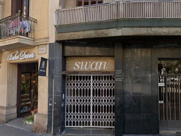 Commercial premises in calle del Rosselló, La Dreta de l'Eixample, Barcelona